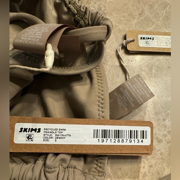 SKIMS SIGNATURE SWIM
TRIANGLE TOP - Picture 4 of 6